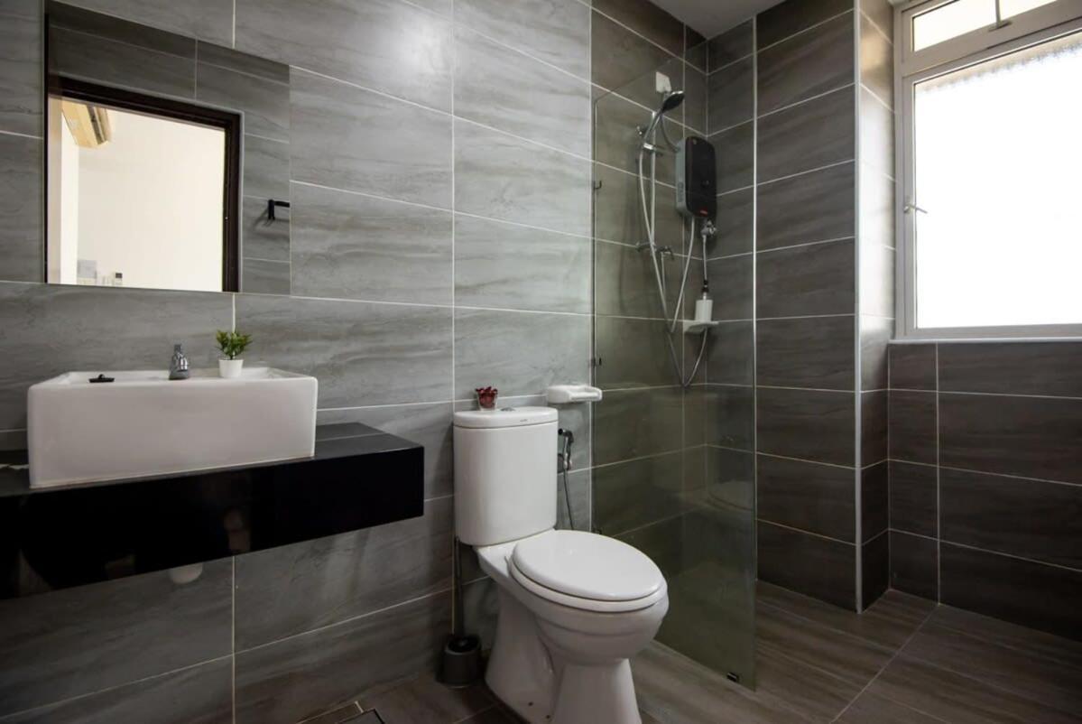 Comfy 3br @ Ksl Daya Near Ikea Tebrau Parking *